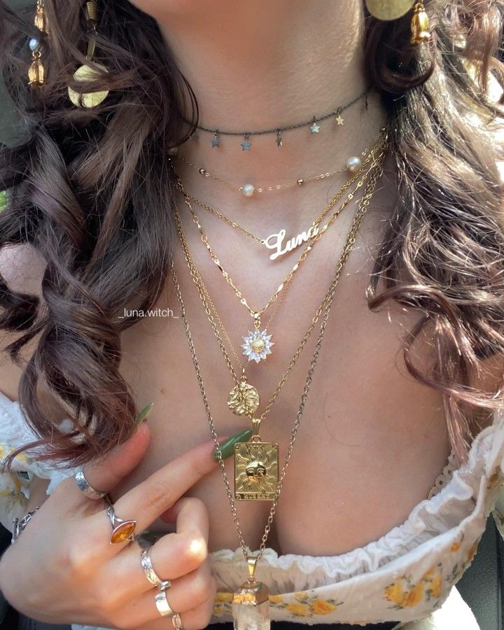 Lots Of Jewelry Outfits, Gold Or Silver Jewelry Skin Tone Test, Fun Gold Jewelry, Rich Boho Aesthetic, Mixed Metals Necklace Stack, Hold Jewelry Aesthetic, Good Jewelry Aesthetic, Jewlerie Aesthetic Gold And Silver, How To Wear Jewelry