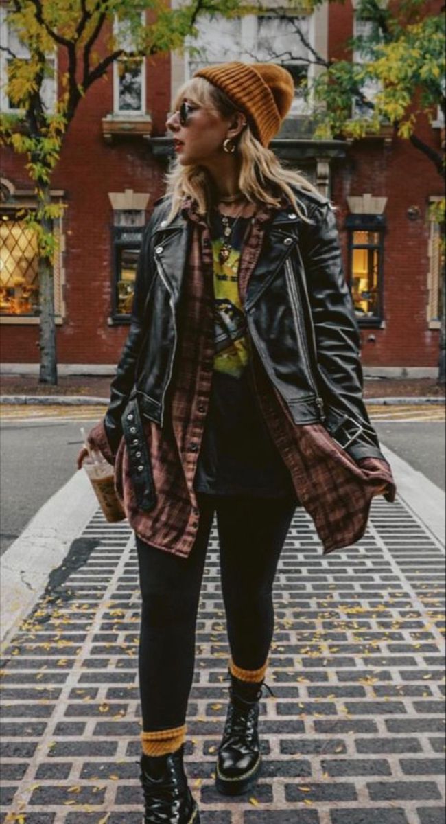 Women Outfit With Doc Martens, Fall Outfit With Doc Martens, Doc Marten Original Outfit, Fall Quirky Outfits, Jayden Doc Martens Outfit, Casual Winter Fashion 2023, Pop Punk Outfits Winter, Boho All Black Outfit, Doc Martens With Tights Outfit