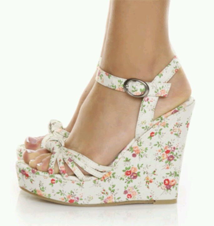 Floral wedges Desert Queen, Mode Shoes, Floral Wedges, Elegante Casual, Fabulous Shoes, Chinese Laundry, Crazy Shoes, Pretty Shoes, Shoe Obsession