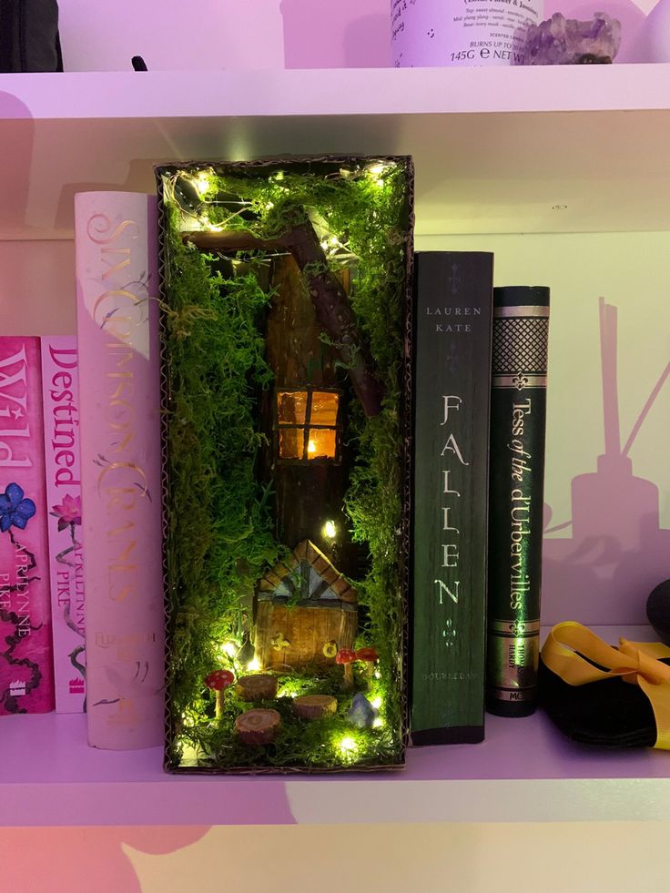 Book nook fairy cute cozy bedroom decor decoration chic trend reading library room Studio Ghibli Book Nook, Book Nook Ideas Diy, Cute Cozy Bedroom, Book Nook Ideas, Bookshelf Inserts, Cozy Reading Room, Cozy Bedroom Decor, Vintage Upcycle, Book Spines