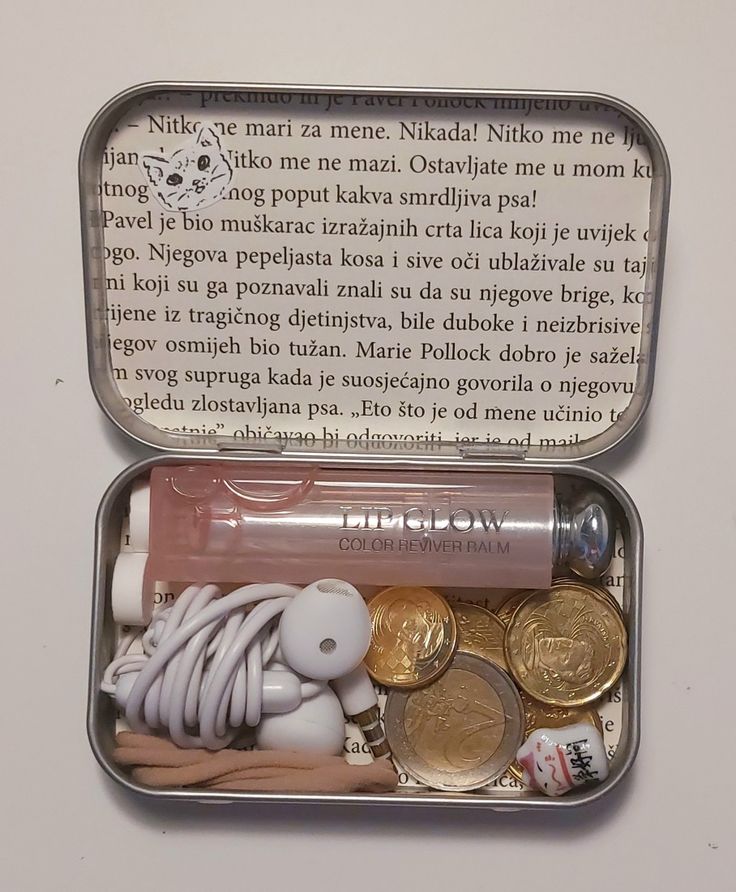 Dior lip addict glow, headphones, book text, barkleys mints, euros, good luck charm, hairtie, wallet Tin Box Gift Ideas, Tin Box Wallet, Mint Container Crafts, Alto Is Tin Crafts, Barkleys Mints Wallet, Mint Box Wallet, Tin Box Aesthetic, Mint Tin Wallet, Altoid Tin Gifts