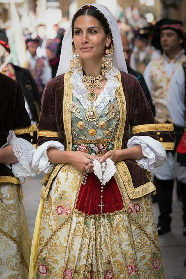 Italia 🇮🇹 Traditional Italian Clothing, Italian Traditional Dress, Ballet Russe, Costumes Around The World, Italian Dress, Culture Clothing, Italy Outfits, National Dress, Italian Culture