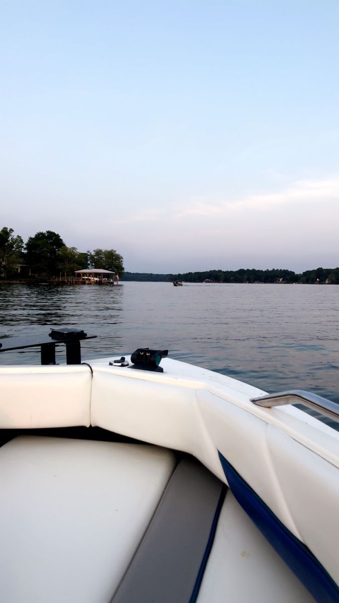 the back end of a boat traveling across a lake