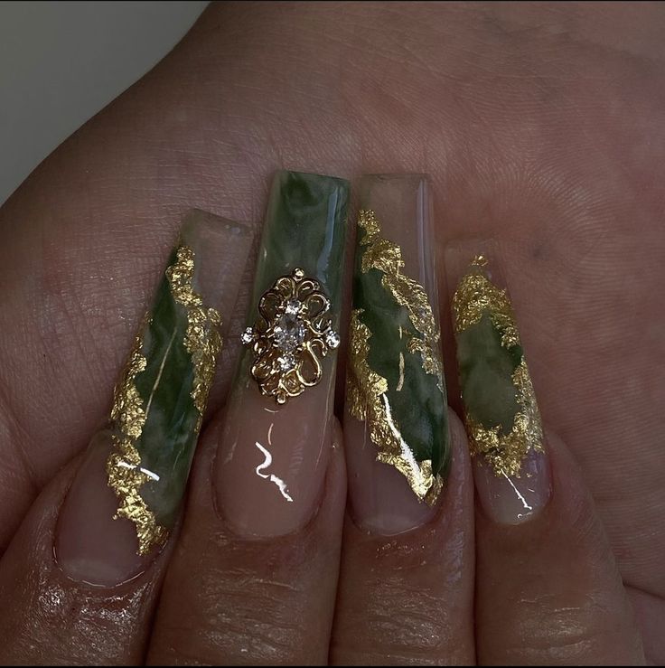 Cute Nails Dark Green, Jade Green Nails Acrylic Design, Green And Gold Nail Inspo Acrylic, Emerald And Pink Nails, Jhene Aiko Concert Nail Ideas, Quinceanera Nails Green And Gold, Quince Nails Emerald Green And Gold, Prom Nails Gold And Green, Nail Green And Gold