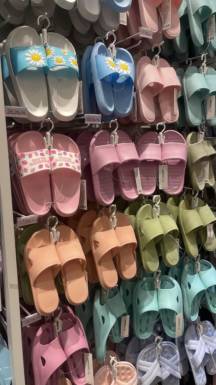 Beach Slippers Aesthetic, Flipflops Aesthetic, Beach Sandals Aesthetic, Beach Shoes Aesthetic, Beach Essentials Aesthetic, Aesthetic Flip Flops, Flip Flop Aesthetic, Flip Flops Aesthetic, Sandals Aesthetic