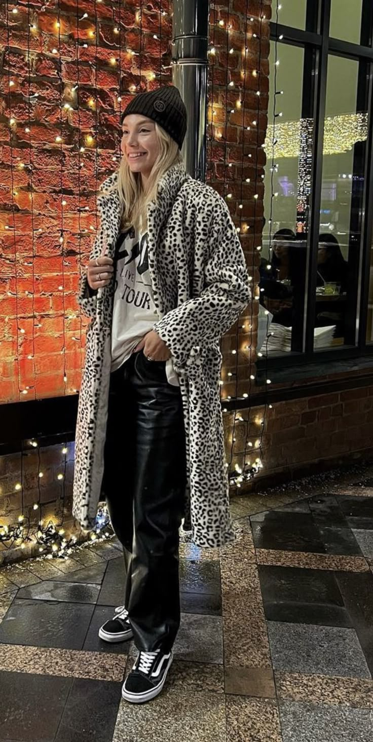 Leopard Print Fur Coat Outfits, Animal Print Coat Outfit, Leopard Coat Street Style, Leopard Print Cardigan Outfit, Leopard Print Coat Outfit, Print Coat Outfit, Fur Coat Outfits, Best Fall Outfits, Look Boho Chic