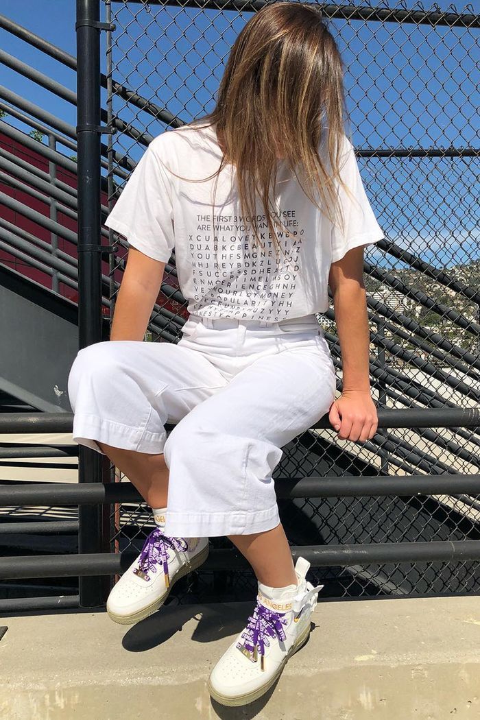 96 of the Chicest White Sneaker Outfits Ever | Who What Wear Clothes Encounters, White Sneakers Outfit, Nice Clothing, Gigi Hadid Outfits, Sneaker Outfits, Chic Summer Style, Chic Scarves, Sneakers Looks, All White Outfit