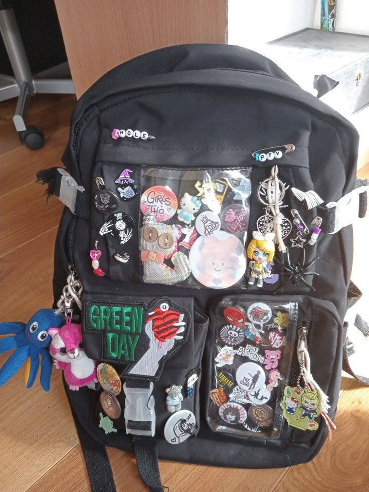 #bag #backpack #pins #pinbag #schoolbag #iheartfob Backpack With A Lot Of Pockets, What In My Backpack School, Emo Backpacks Diy, Pin Bag Aesthetic, Pin For Backpack, Ways To Decorate Your Backpack, School Bag With Pins, How To Decorate Your Backpack, Decorating My Backpack