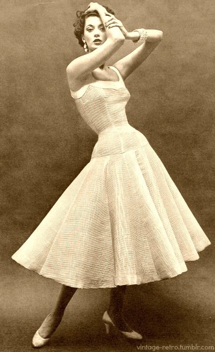 Barbara Mullen ♥ Vogue 1953...ruche..& drop waist then...........trending again now... Black And White 1950s Photography, 50s Fashion Photography, 1953 Fashion, Barbara Mullen, 50's Fashion, Vintage Fashion 1950s, Fifties Fashion, Fashion 1950s, Vintage Fashion Photography