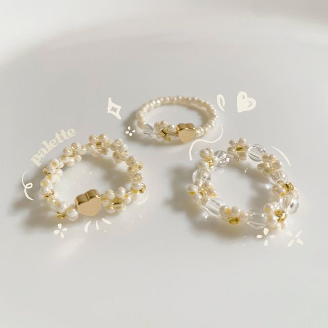 팔레트 (paletteph)🌷 on Instagram: "✨new design ✨ flower beaded ring with pearlized seed beads and a gold plated color preserving heart bead 💛 new favorite!! 🥹 3 Styles available ✦ 1 - Php 40 ✦ 2 - Php 50 ✦ 3 - Php 50 We’re also open for customized orders ♡ ✎ DM for orders ·͜· #beadsph #beadedjewelry #beadedbracelets #customizedaccessories #customizedbracelet #beadedrings #handmade #handmadegifts #accessories #handcrafted #supportlocalph #flowerring" How To Order Design, Beads Ring Ideas, Beaded Ring Ideas, Beads Ring Tutorial, Flower Ring Beads, Cincin Beads, Bead Ring Ideas, Gelang Beads, Flower Bead Ring