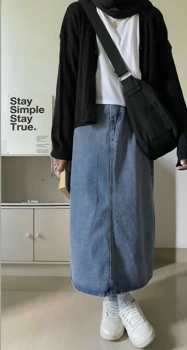 Outfit Long Denim Skirt, Denim Skirt Modest Outfit, Outfit Kampus Hijab Casual, Denim Skirt Hijab Outfit, Denim Skirt Outfit Hijab, Denim Outfit Hijab, Ootd Kampus Hijab, Outfit Kampus Hijab, Outfit Skirt Hijab