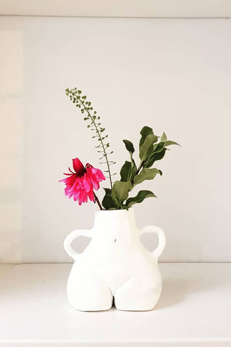 White, small air dry clay vase of a woman’s lower body, known as a bum vase Diy Clay Vase Ideas, Air Dry Clay Pottery, Homemade Vase, Craft Kits For Adults, Body Vase, Clay Candle Holders, Home Pottery, Vase Ideas, Pottery Kit