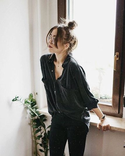 Black pants and black shirt outfit details ♕pinterest/amymckeown5 Casual Office Attire, Minimalist Moda, Urban Apparel, Black Silk Blouse, Chic Summer Outfits, Street Style Edgy, Looks Black, All Black Outfit, 가을 패션