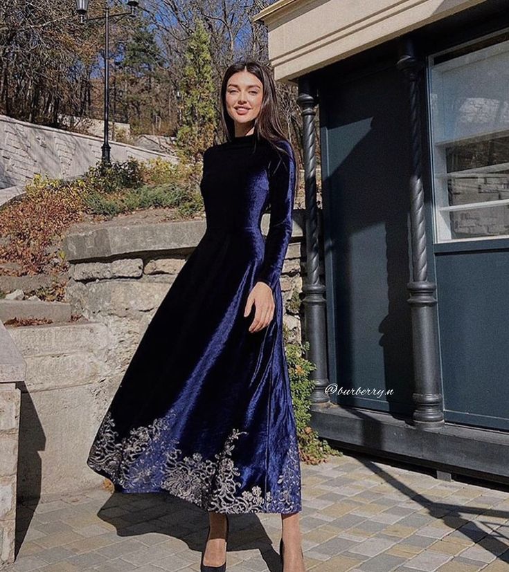 Bride Dress Simple, Stile Hijab, Celebrity Casual Outfits, Velvet Dress Designs, Beautiful Casual Dresses, Gowns Dresses Elegant, Modest Dresses Casual, Royal Dresses, Backless Prom Dresses