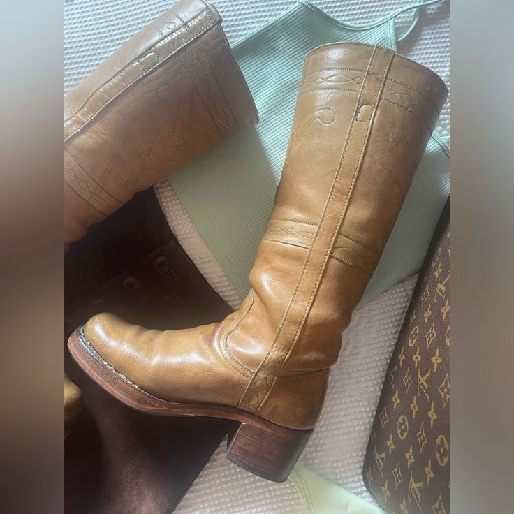 The Holy Grail Of Frye Campus Boots, Ladies And Gents! They Have A Beautiful And Rare Lime Green Horse/Steer Stitched Into The Shaft. Women’s Size 7b Unicorn Collectors Black Label Green Stitching Scope Our Shop For More Boots. Thrift Manifest, Frye Campus Boots, Campus Boots, Vintage Gold Watch, Thrift Inspo, Unique Bangle, Gold Statement Necklace, Frye Boots, Brown Handbag