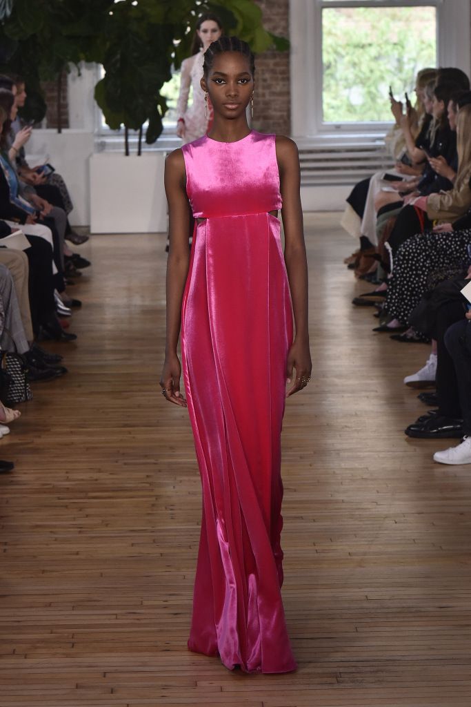 Valentino Resort, Mode Rose, Fashion Fantasy, Pink Gown, Fashion Gowns, Pink Gowns, African Queen, African Hairstyles, Gorgeous Gowns