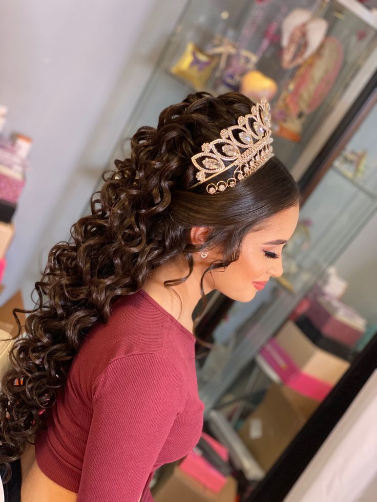 Sweet 16 Hairstyles, Quinceanera Makeup, Quinceanera Themes Dresses, Hair Quince, Red Quince, Quince Hairstyles With Crown, Quinceanera Dresses Pink, Quinceanera Hairstyles, Hairstyles Bun