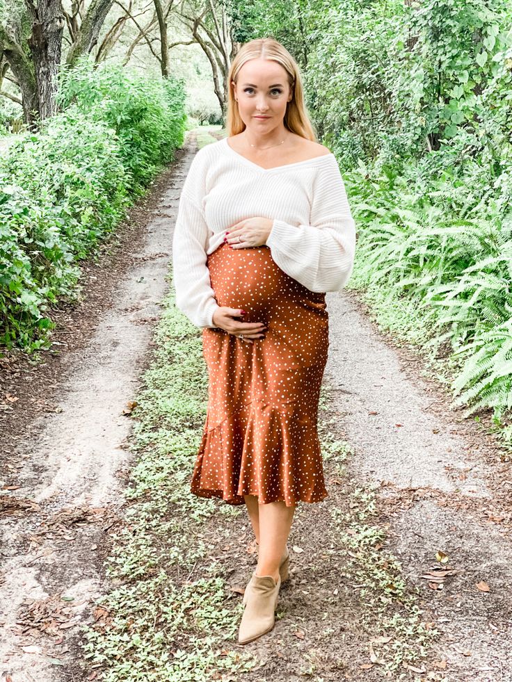 Skirt Sweater Outfit Maternity, Maternity Skirt Outfits Winter, Maternity Skirt With Sweater, Maternity Skirt Outfits Fall, Sweater Over Dress Maternity, Maternity Skirt And Sweater, Maternity Dress With Sweater, Maternity Fashion Fall/winter, Thanksgiving Maternity Outfit