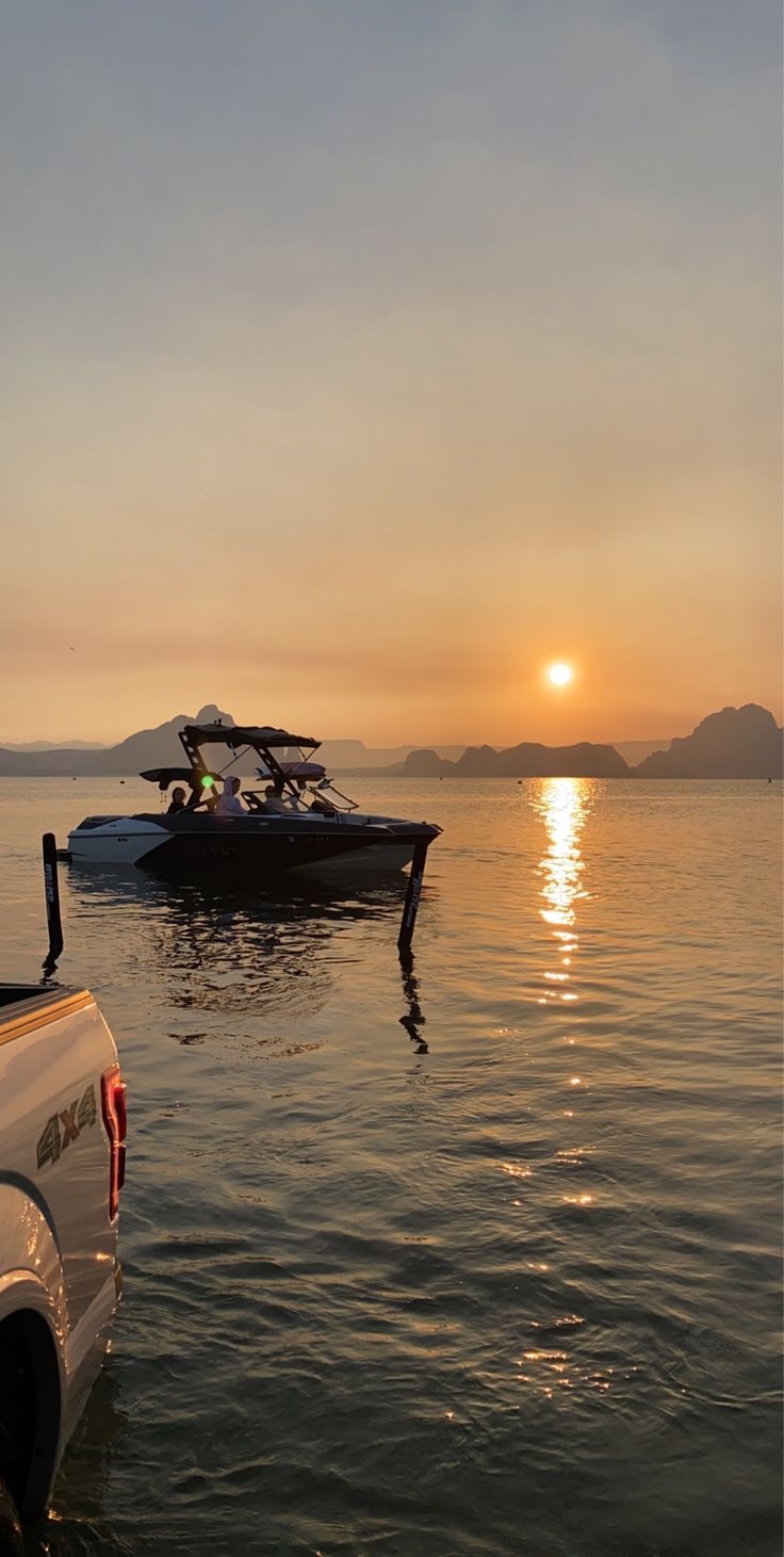 Lake Day Essentials, Lake Day Pictures, Lake Day Aesthetic, Aesthetic Lake, Day Aesthetic, Lake Days, Lake Day, Day Pictures, Lake Girl