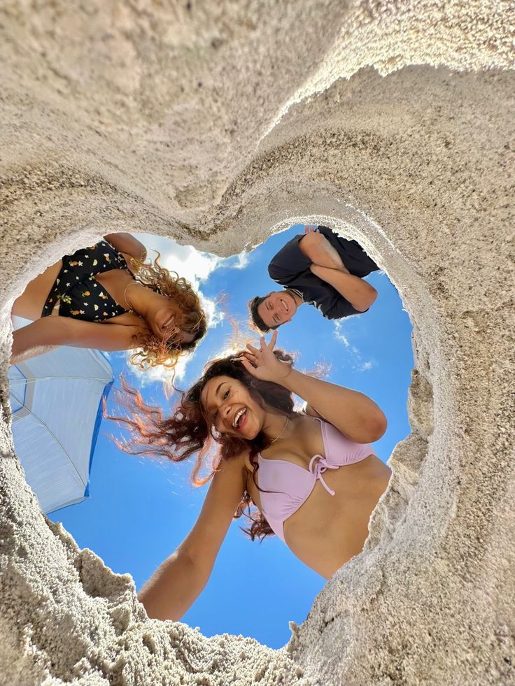 Beach day, becah, vibes, heart shape, aestheic, #beach Heart Shaped Beach Photo, Beach Party Pictures, Beach Selfie Poses Picture Ideas, 15 Birthday Photoshoot Ideas Beach, Beach Day Photoshoot, Birthday Beach Aesthetic, Beach Heart Pictures, Beach Day Poses, Beach Pictures Birthday