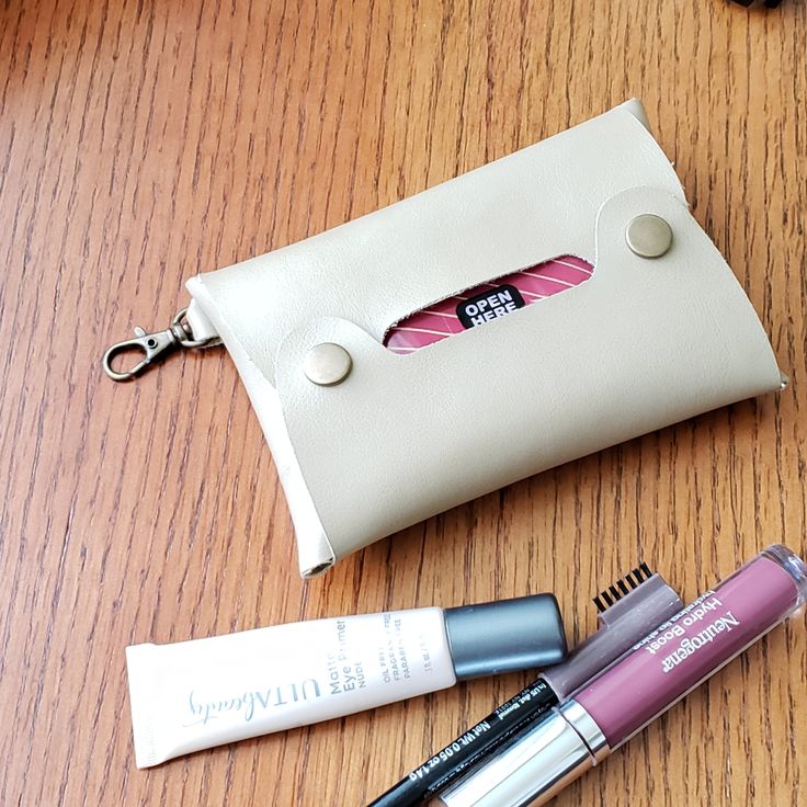 the contents of a purse are sitting on a table