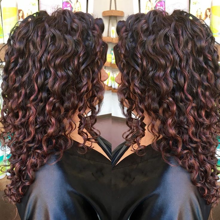 686 Likes, 26 Comments - Rachael (@rachael_devacurl) on Instagram: “Freehand Pintura Highlights ✔️ #texturetuesday @modernsalon @mydevacurl @behindthechair_com” Curly Brown Hair With Balayage, Auburn Hair And Highlights, Cool Red Highlights, Pintura Curly Hair, Maroon Highlights On Dark Hair Curly, Dark Brown Red Hair Curly, Auburn Curly Hair With Highlights, Dark Auburn Hair Color Balayage, Brown And Red Curly Hair