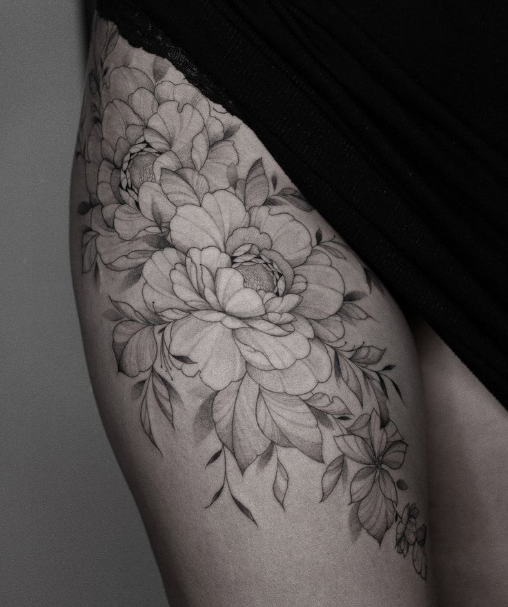 a woman's thigh with flowers on it