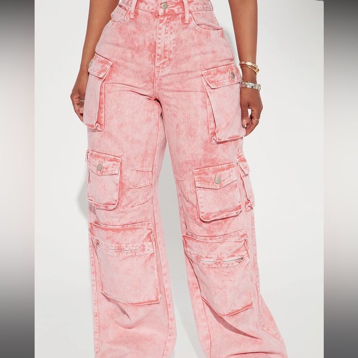 Fashionnova Lily High Rise Cargo Jeans - Pink Brand New Never Worn Size ( 9 ) Non Stretch Denim Wide Leg Cargo Jean Loose Fit All Over Cargo Pockets 100% Cotton Disclaimer - Due To The Specialized Wash Process, Each Garment Is Unique. Lily High Rise Cargo Jeans, High Rise Cargo Jeans, Celana Kargo, Pink Cargo Pants, Look Legging, Cargo Pants Outfit, Fashion Nova Jeans, Jeans Material, Cargo Jeans