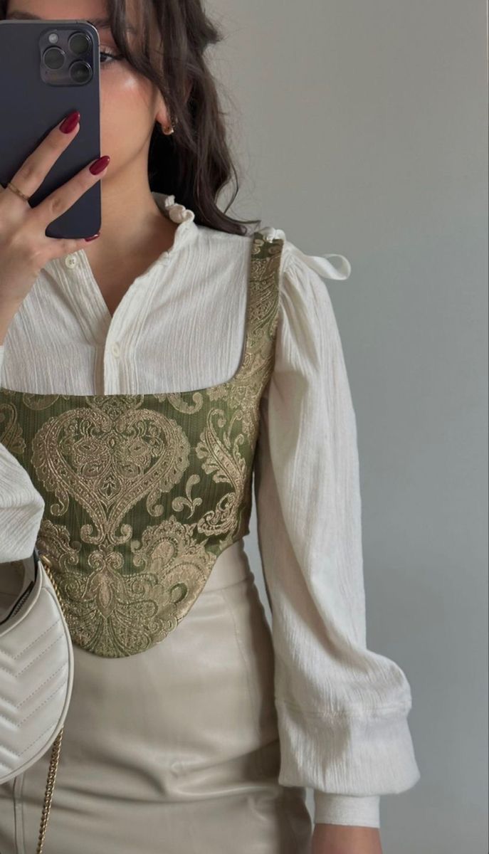 outfits corset green Corset Top Outfit, Corset Fashion Outfits, Corset Outfits, Corset Outfit, Corset Fashion, Modest Fashion Outfits, Moda Vintage, Mode Inspiration, Casual Style Outfits