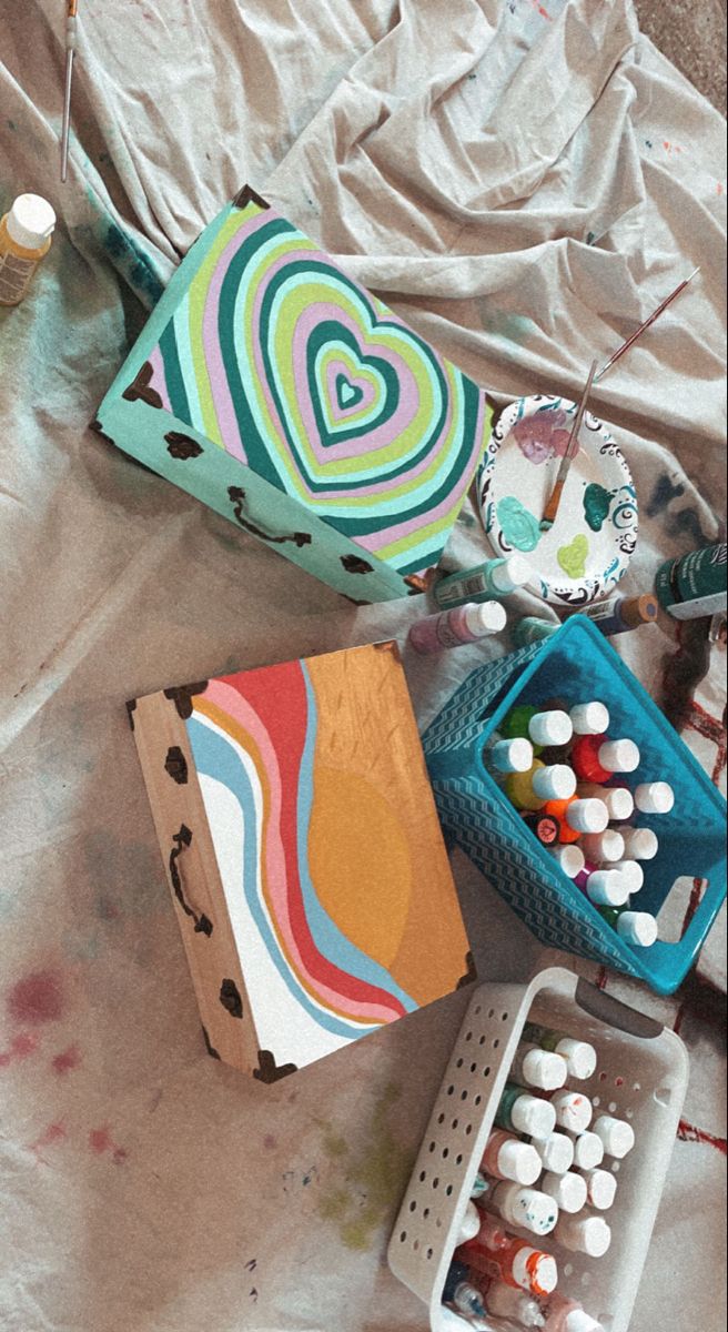 Painting Ideas On A Box Easy, Memory Boxes Aesthetic, Shoebox Painting Ideas Aesthetic, Decorated Memory Boxes, Shoe Box Painting Ideas Aesthetic, Memory Box Painting Ideas Aesthetic, Memory Box Ideas Aesthetic, Sophomore Memory Box Ideas, Shoe Box Memory Box Ideas