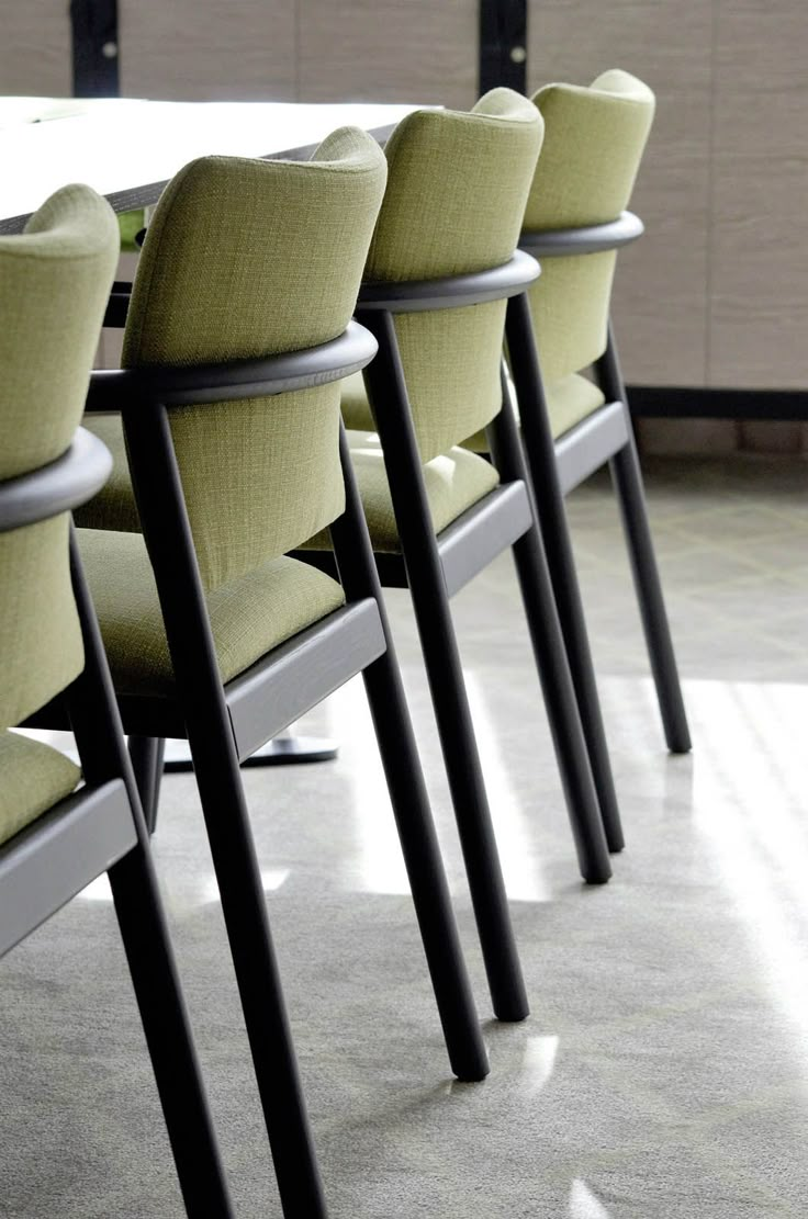 a row of chairs sitting next to each other on top of a carpeted floor