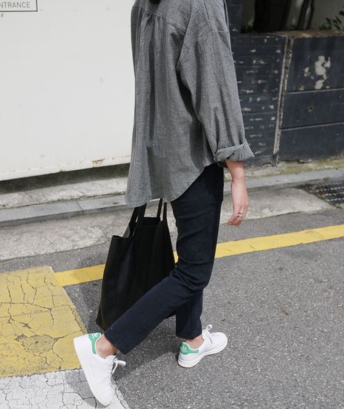 Photo (via Bloglovin.com ) Black Outfit Winter, Cute Sneaker Outfits, Minimal Stil, Minimalist Moda, How To Wear Sneakers, Style Désinvolte Chic, Sneaker Outfits, Sneakers Street Style, Street Style Summer