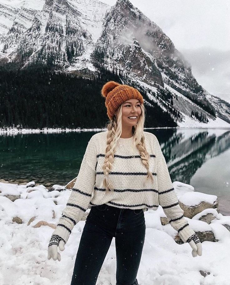 Striped sweater + beanie + jeans; winter style Vsco Winter Outfits, Winter Mode Outfits, Crochet Sweater Free, Beanie Outfit, Best Casual Outfits, Crochet Sweater Pattern Free, Stylish Winter Outfits, Winter Photoshoot, Cute Winter Outfits