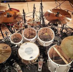 a bunch of drums sitting on top of a floor