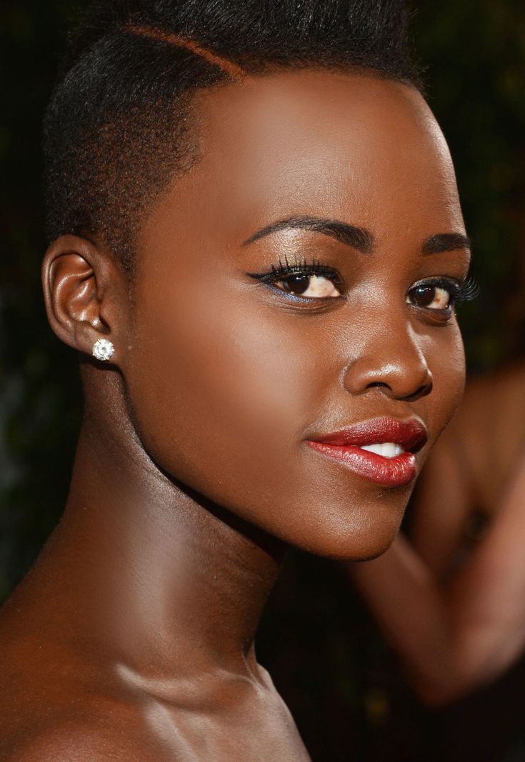 Lupita Nyongo, Bright Makeup, Lupita Nyong'o, Dark Complexion, Celebrity Beauty, Makeup For Black Women, Beauty Icons, Dark Beauty, Golden Globes