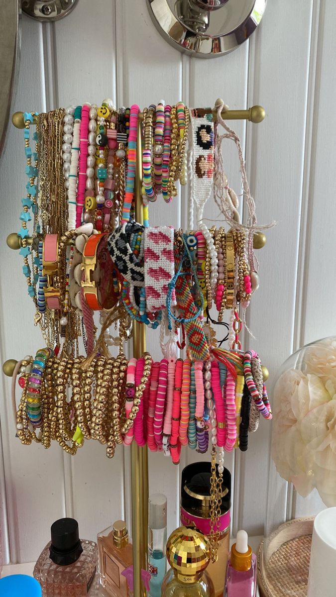 Hot Makeup Looks, Surfergirl Style, Preppy Jewelry, Jewelry Accessories Ideas, Summer Bracelets, Jewelry Essentials, Makeup Styles, Stacked Jewelry, Jewelry Lookbook