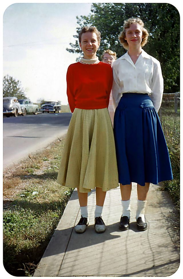 50 Glamorous Snapshots Show Dresses That Girls Often Wore From the 1950s ~ vintage everyday Loafers And Socks, 1950 Fashion, 1950s Outfits, Teddy Boys, Fifties Fashion, Fashion 1950s, Moda Vintage, 50s Fashion, 1950s Fashion