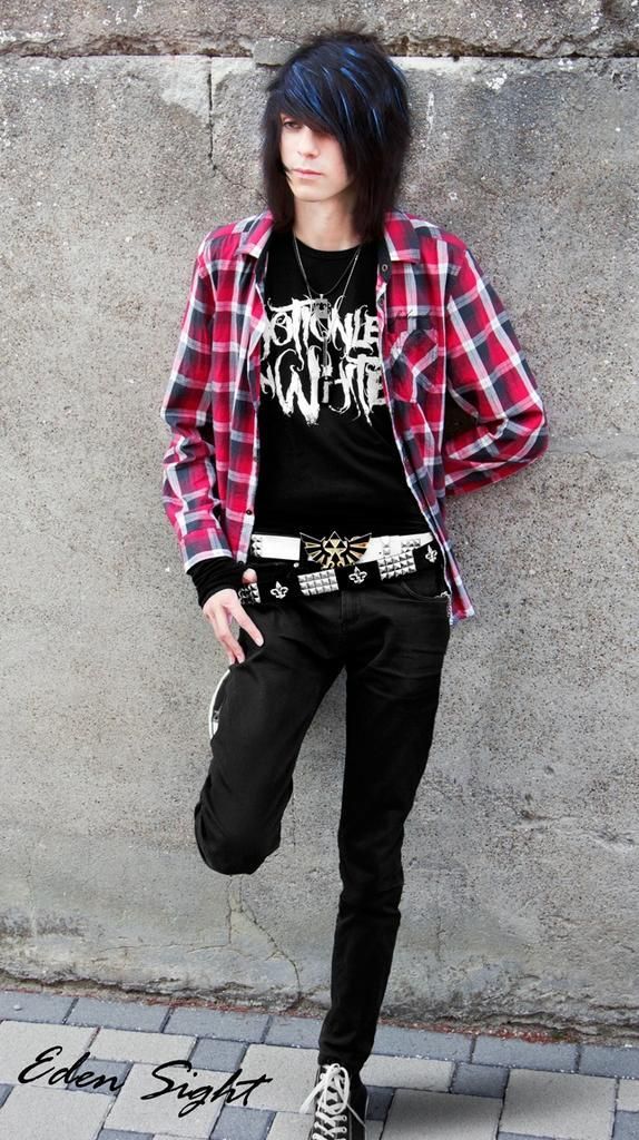 Embedded image Male Emo Outfits, Emo Guy Outfits, Emo Outfits For Guys, Emo Boy Outfit, Emo Boy Outfits, Emo Hairstyles For Guys, Cute Emo Guys, Emo People, Emo Clothes