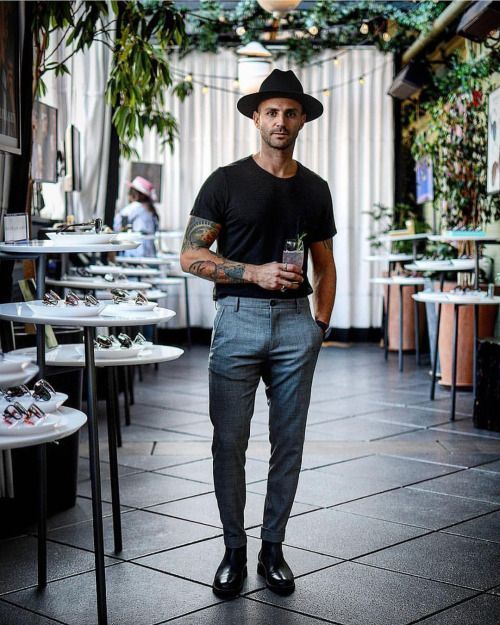 Esporte Fino. Macho Moda - Blog de Moda Masculina: Esporte Fino Masculino, Dicas para Inspirar! Moda Masculina, Roupa de Homem, Moda para Homens, Camiseta Lisa Preta, Chapéu Fedora preto, Calça Alfaiataria Cinza, Sapato preto Estilo Hipster, Men's Business Outfits, High Fashion Trends, Mens Fashion Rugged, Mens Outfit Inspiration, Dapper Men, Men Street, Cool Street Fashion, Black Hat