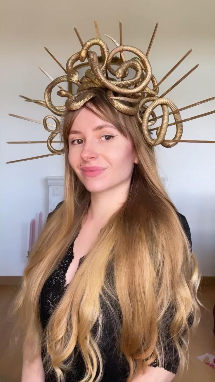 Goddess Costume Diy, Medusa Halloween Costume, Medusa Headpiece, Halloween Hairstyle, Medusa Hair, Simple Braid, Medusa Costume, Halloween Hairstyles, Messy Waves