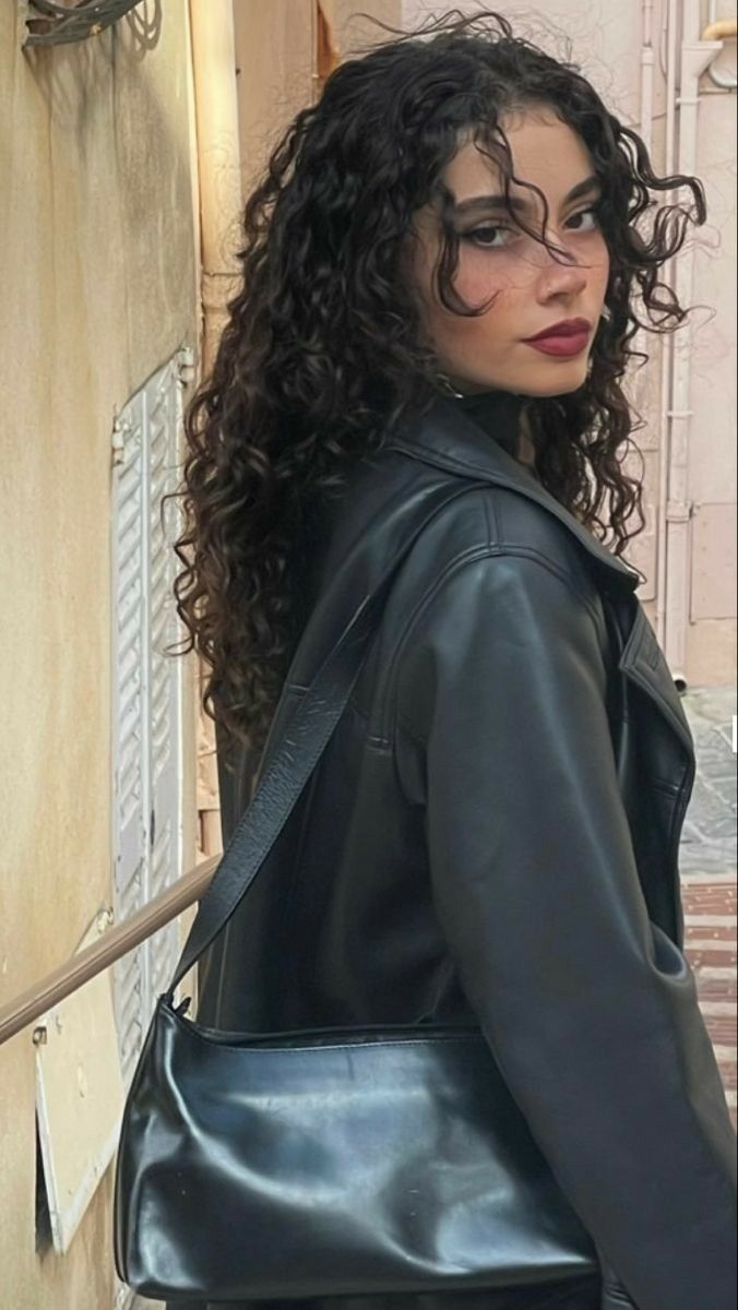 Dark Curly Hair, Natural Curly Hair Cuts, Layered Curly Hair, Curly Hair Photos, Haircuts For Curly Hair, Wavy Curly Hair, Curly Hair Inspiration, Digital Marketer, Drop Dead