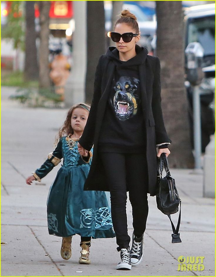 Nicole Richie #coolmother Nicole Richie Style, Mommy Style, Bohol, Nicole Richie, Rosie Huntington Whiteley, Looks Black, Mother And Daughter, Gwen Stefani, Style Crush