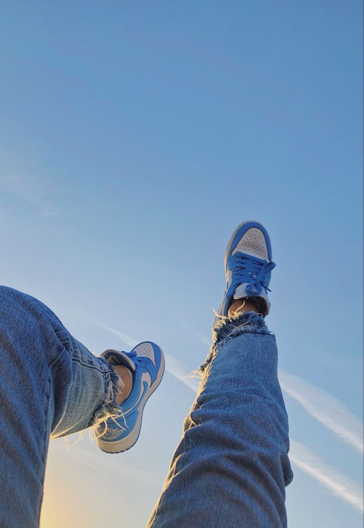 Blue Sneakers Aesthetic, Boy Shoes Aesthetic, Blue Shoes Aesthetic, Nike Azul, Unc Jordans, Nike Background, Stussy Wallpaper, Jordans Aesthetic, Sky Shoes