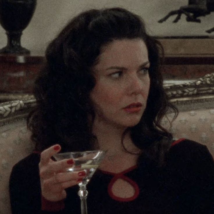 Lorelei Gilmore, Lauren Graham, Lorelai Gilmore, Rory Gilmore, Best Shows Ever, Girl Icons, Gilmore Girls, Role Models, Martini