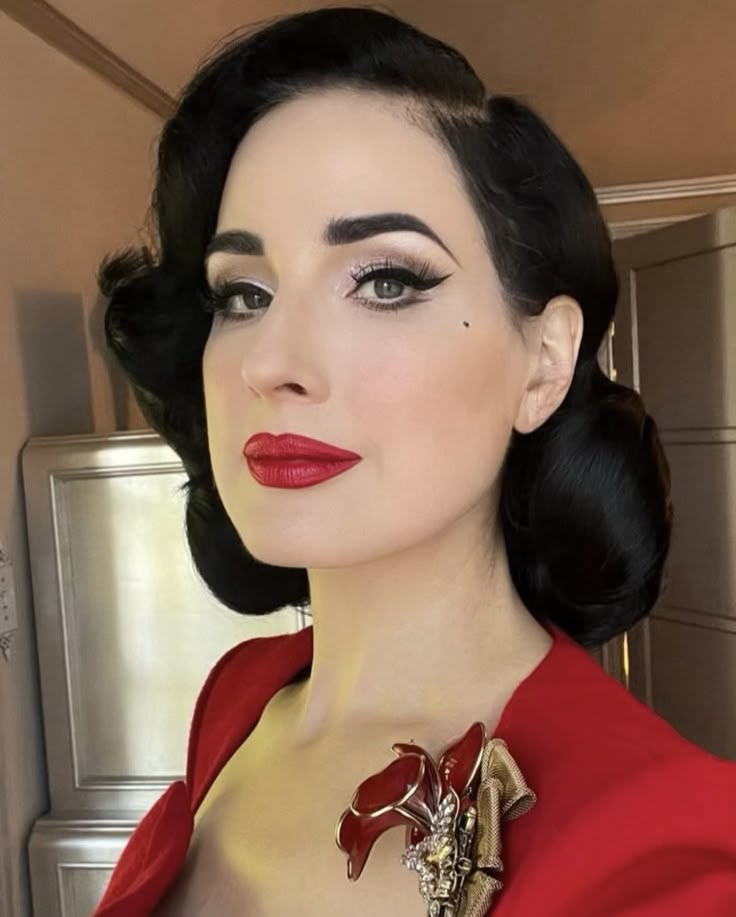 Cateyes Makeup, Dita Von Teese Makeup, Burlesque Makeup, Retro Makeup Looks, Dita Von Teese Style, Pin Up Makeup, Bold Makeup Looks, Retro Makeup, Beauty Routine Tips