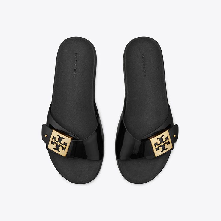 Ultra-lightweight and flexible, the buckle slide is a new warm-weather essential. Designed with the ease and comfort of a sport slide, the pared-back silhouette is finished a decorative buckle. Tory Burch Slides, Tory Burch Sandals, Tory Burch Flats, Designer Sandals, Footwear Design Women, Low Heels, Warm Weather, Designing Women, Tory Burch