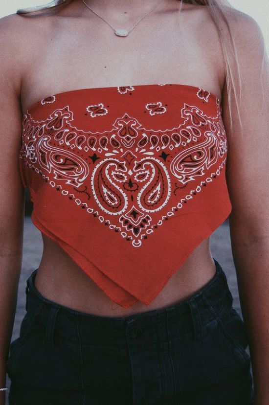 The Best Ways To Wear A Bandanna And Look Great - Society19 Cropped Bandana, Bandana Shirt, Bandana Outfit, Bandana Top, Date Outfit Casual, Red Bandana, Summer Fashion Trends, Sweaters And Jeans, Cute Summer Outfits