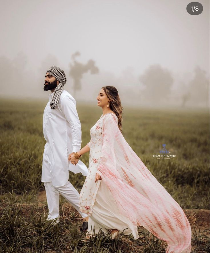 Punjabi Pre Wedding, Sikh Wedding Photography, Punjabi Wedding Couple, Proposal Photoshoot, Pre Wedding Photoshoot Outfit, Punjabi Couple, Pre Wedding Shoot Ideas, Pre Wedding Photoshoot Outdoor, Wedding Couple Photos