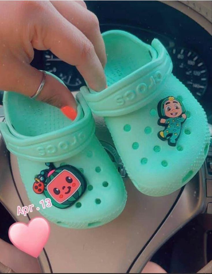 Cocomelon Crocs, Croc Designs, Cool Crocs, Crocs Aesthetic, Crocs With Charms, Trendy Baby Shoes, Kids Crocs, Coco Melon, Crocs Fashion