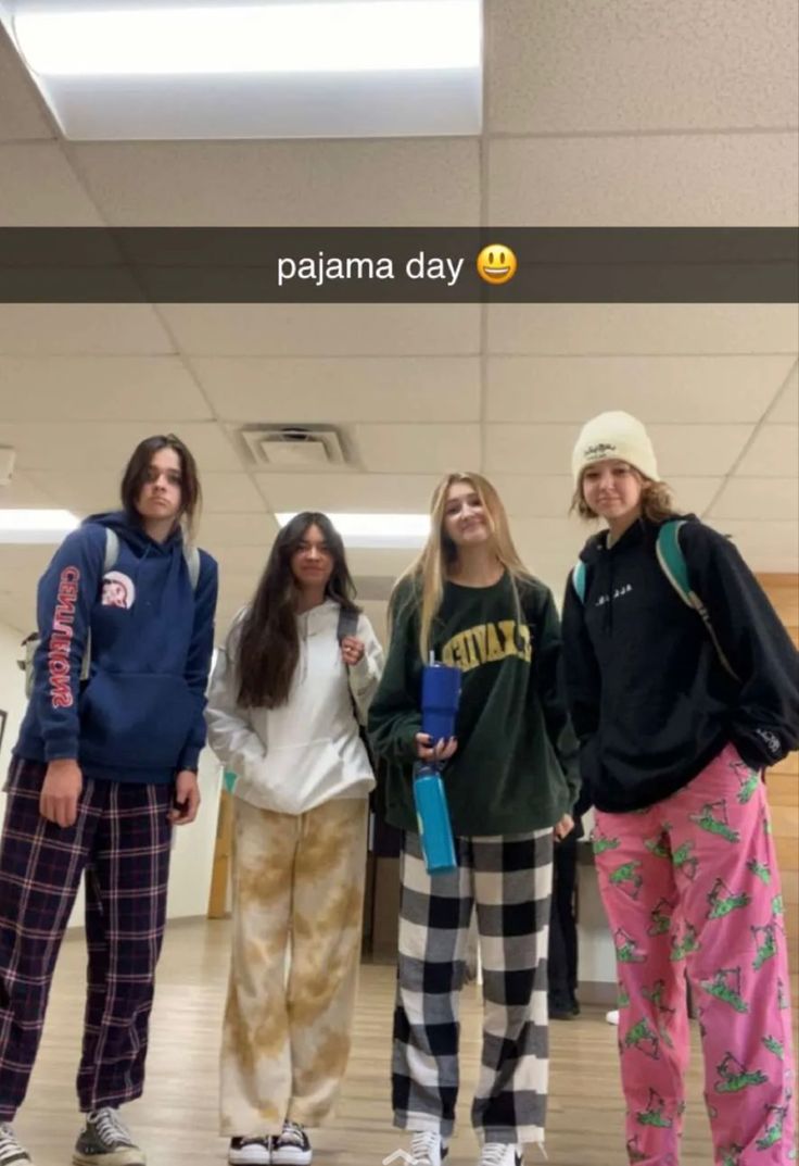 Pyjama Day At School, Outfits For Pajama Day At School, Pajamas To School Outfit, Pajamas At School, Pajama Spirit Day, Pj Spirit Week Outfit, Cute Pajama Day Outfits For School, Pyjama Day School, Cute Pajama Outfits For School